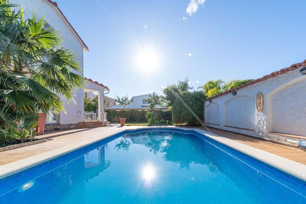 Sm21-Gran Casa De Vacaciones En La Playa, 4 Habitaciones, Climatizada, Piscina, Barbacoa Y Wifi Empuriabrava Luaran gambar